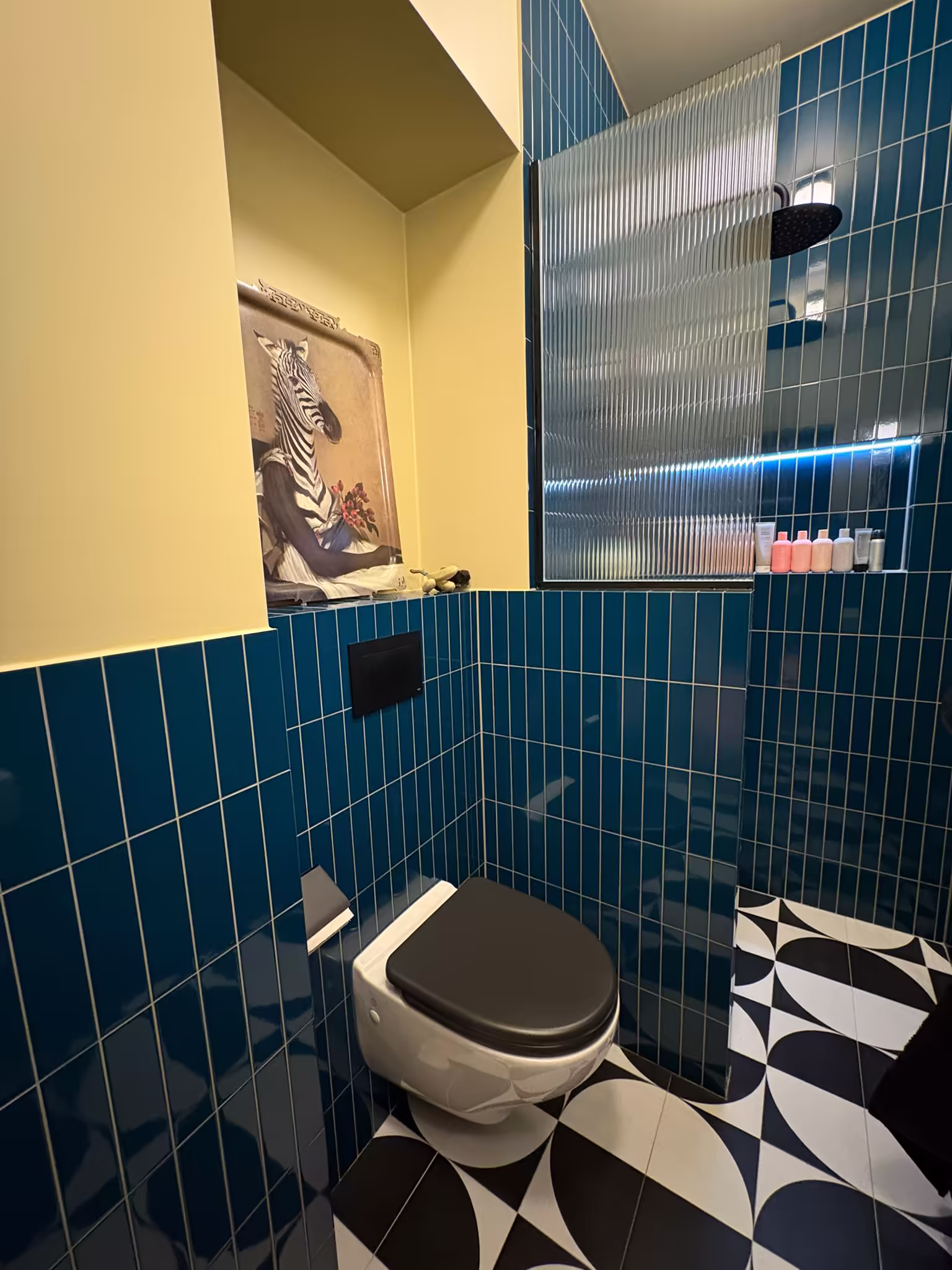 Renoverat badrum i villa på Lidingö med ljust kakel och fokus på tätskikt enligt BBV