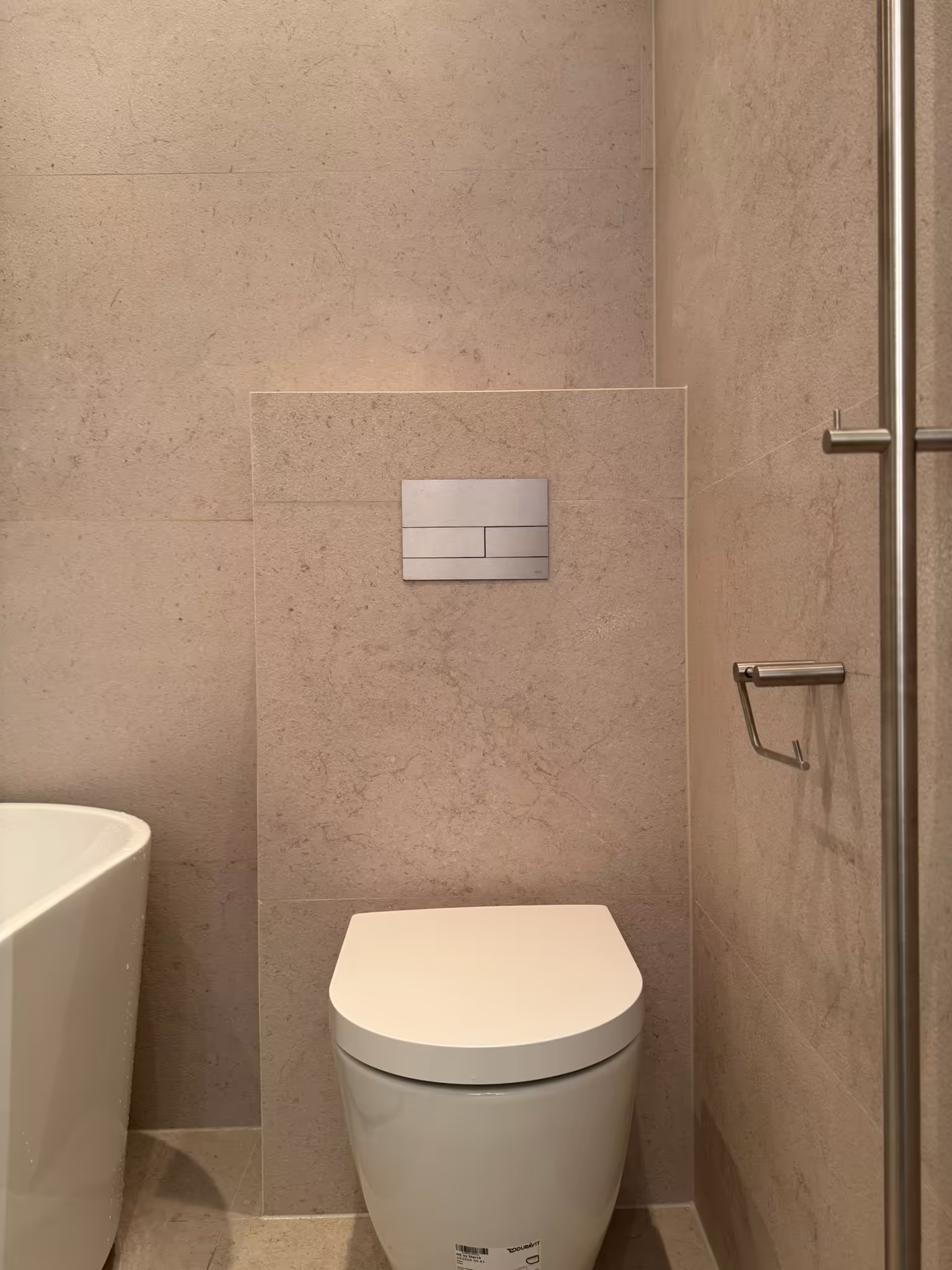 Renoverat badrum i villa i Täby med modern kakelsättning och fokus på tätskikt enligt BBV
