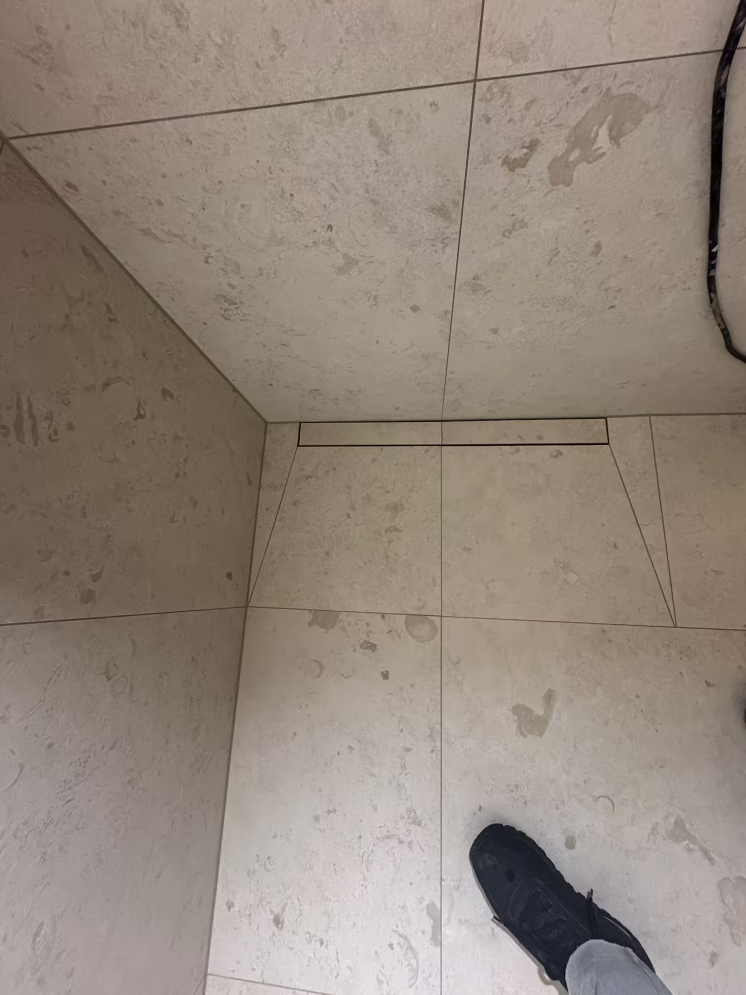 Tidsplanering av badrumsrenovering i Täby med fokus på infrastruktur och materialflöde