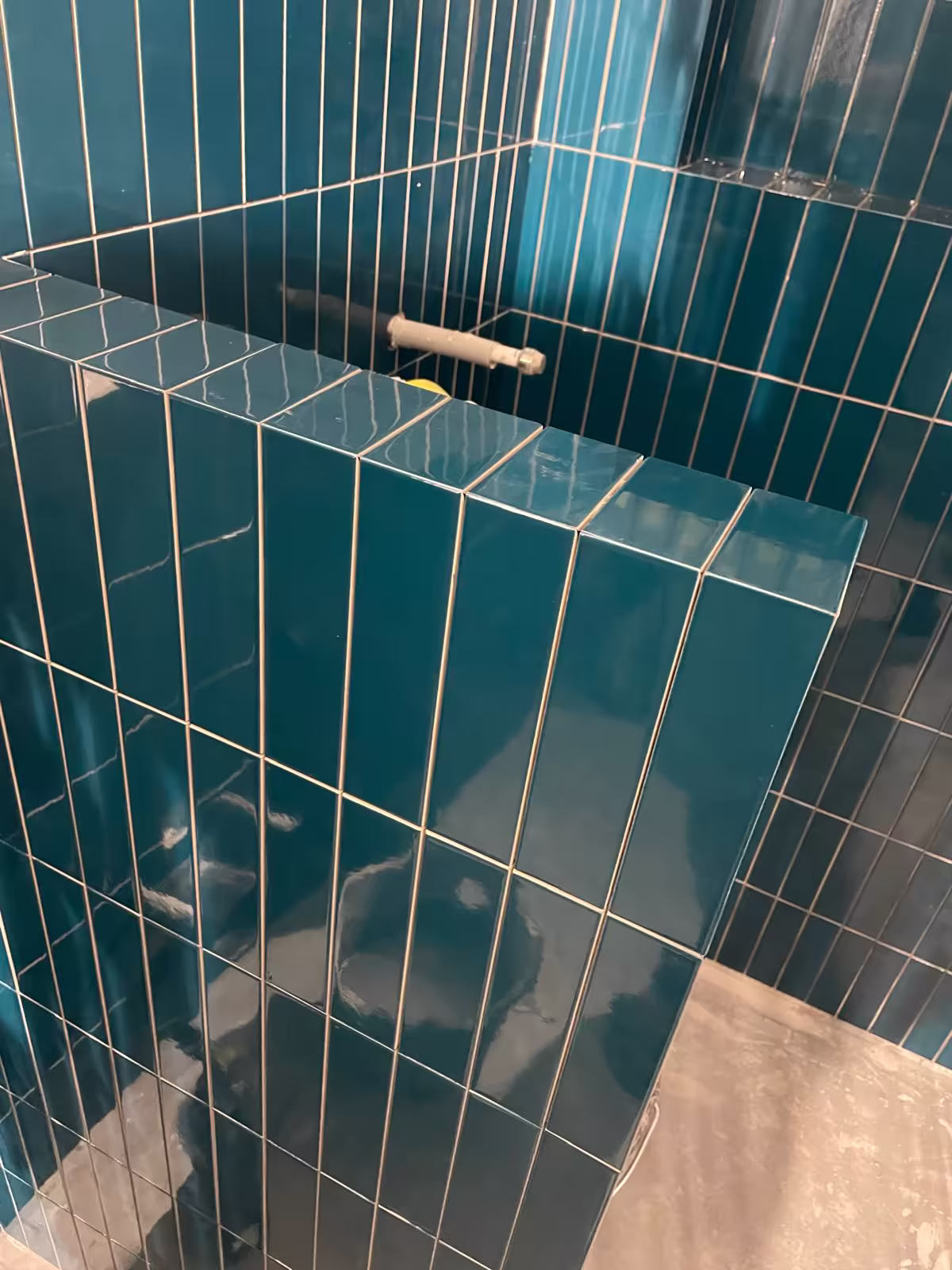 Färdigställt badrum i Stockholm med våtrumsintyg från Haga Plattsättning AB — kombination av kundens förarbete och fackmässigt utförande