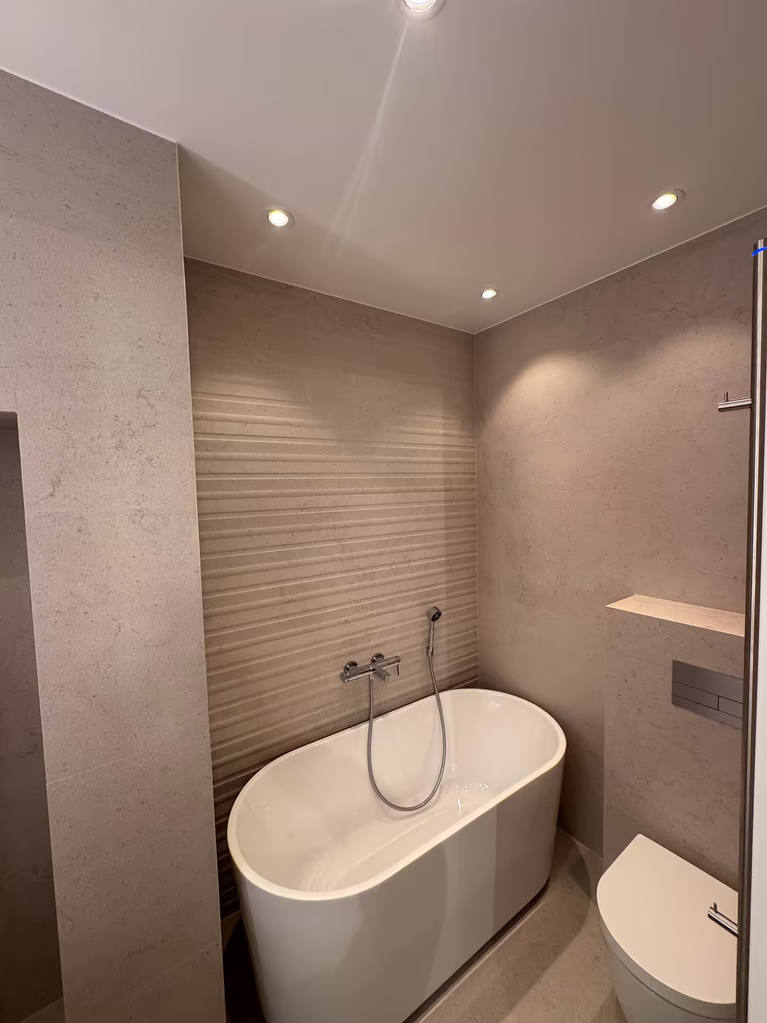 Nytt badrum i Solna med stilrent kakel och precisionslagd klinker