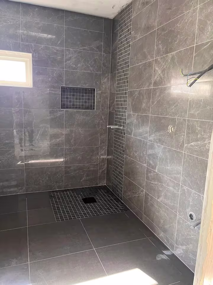 Kakelsättning pris Stockholm – plattsättning med fast pris och ROT-avdrag via Haga Plattsättning AB